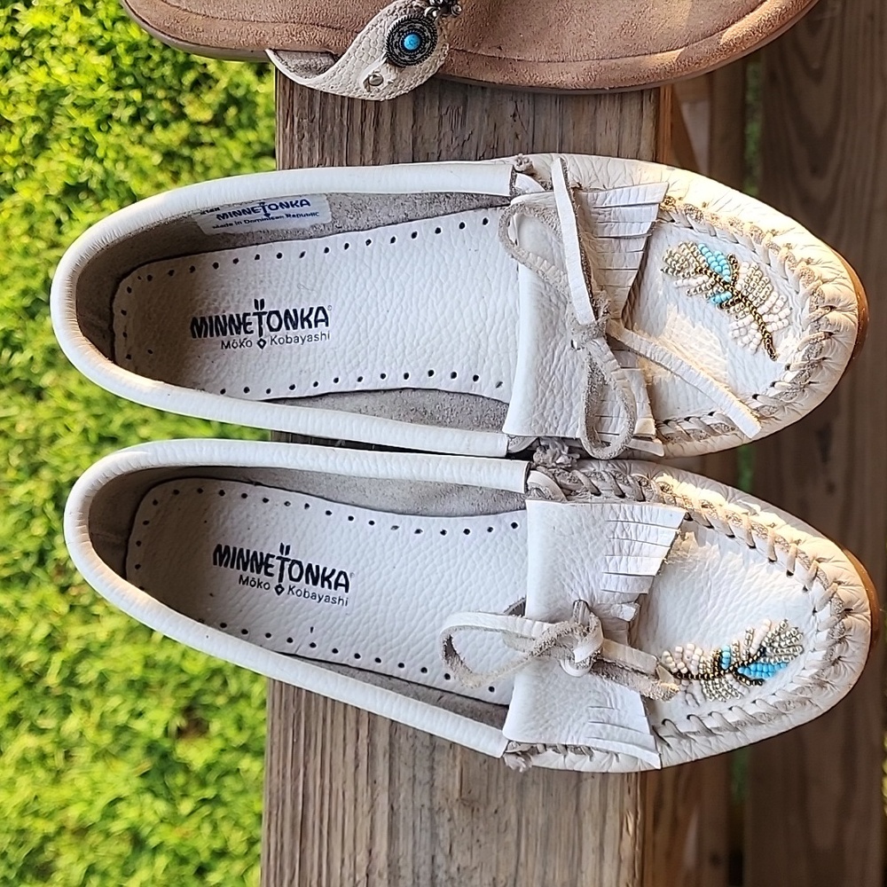 MINNETONKA White Leather Moccasins. Fits size 8 women.
